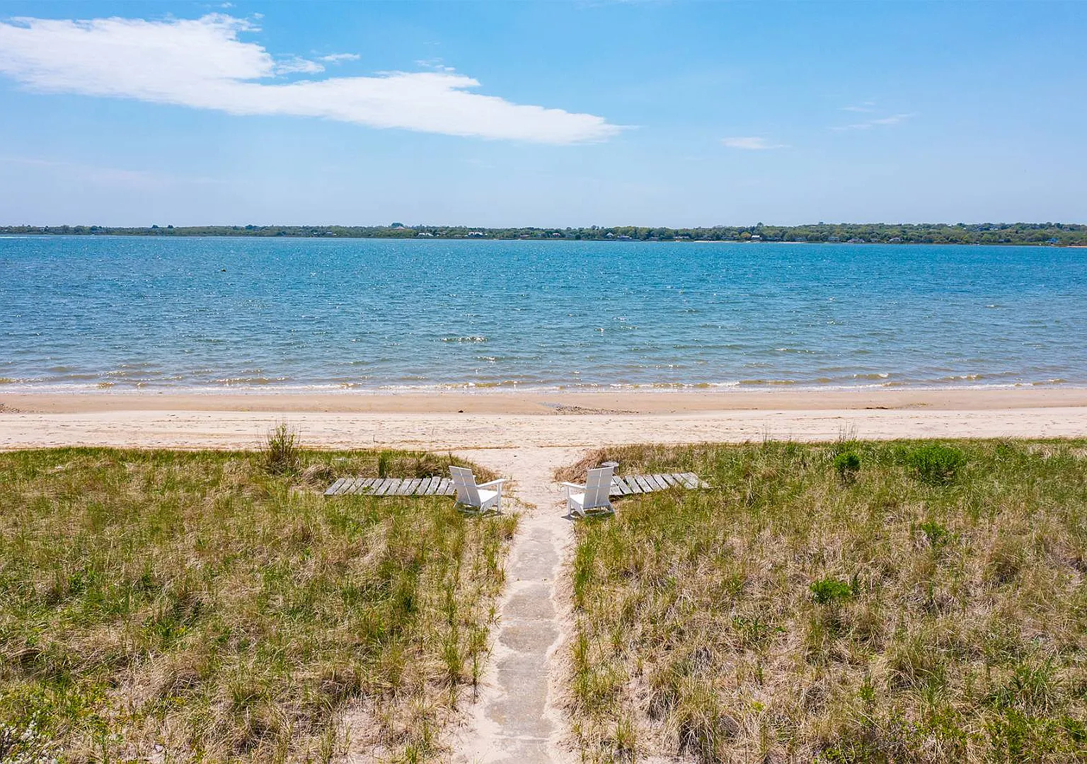 Waterfront With Pool And Sandy Beach — Photo 2