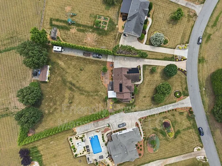 2714 Colton Dr — Photo 2