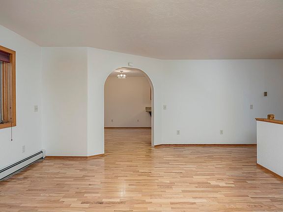 4th image of 557 Goldstreak Rd