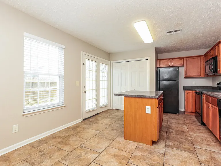 606 Nixon Way — Photo 7