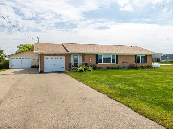 7389 Olde Massey Rd, Dubuque, IA 52003