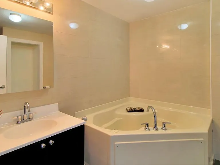 685 W Broadway #7J — Photo 4