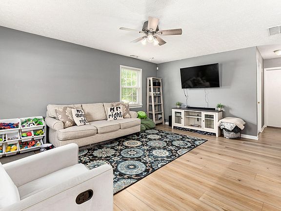 5th image of 3233 Colony Hill Ln