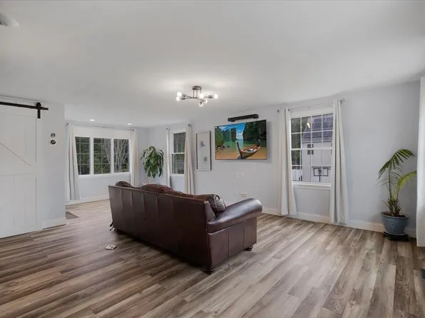 616 Plymouth St, Halifax, MA 02338