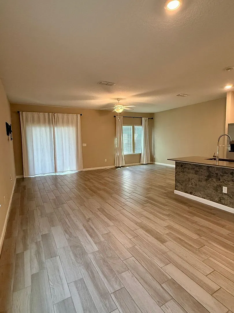 Great 3 bedroom 2.5 bath Townhouse — Photo 3