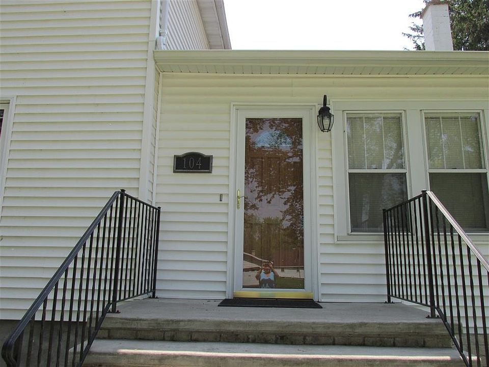 1st image of 104 E Mary St