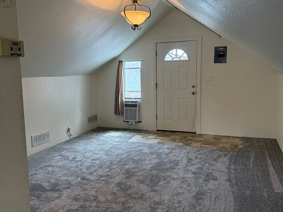Living Room/Entry