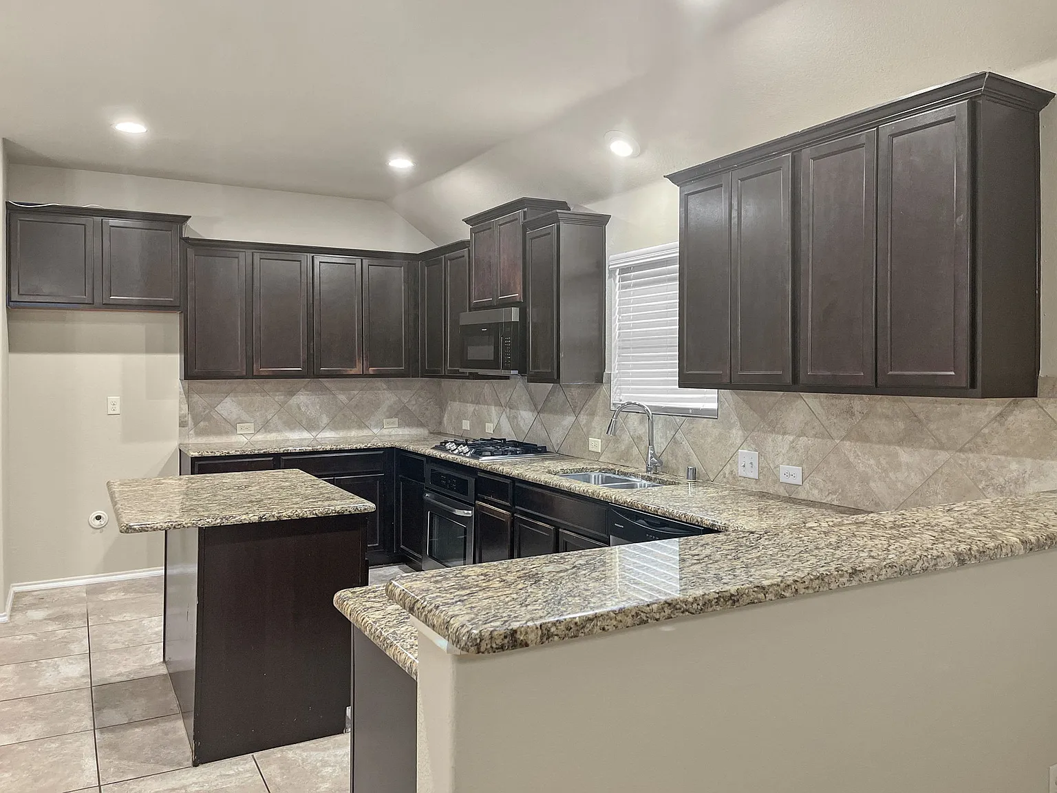 3 bed, 2.5 bath, 2014 sqft, $2,475 — Photo 3