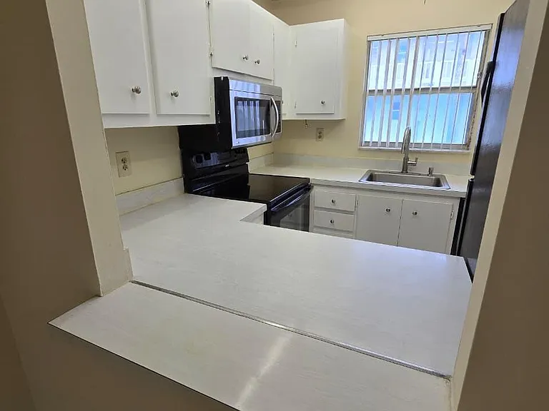 550 SE 2nd Ave #G3 — Photo 4