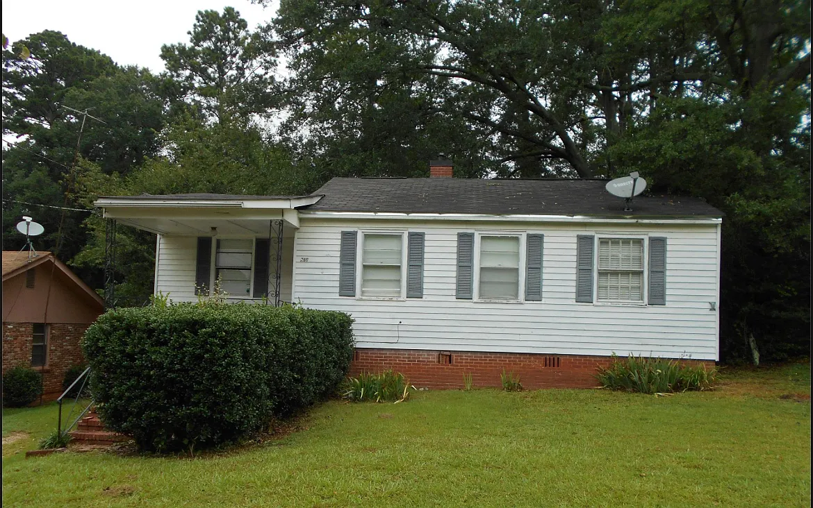 3 bed, 977 sqft, $975 — Photo 1
