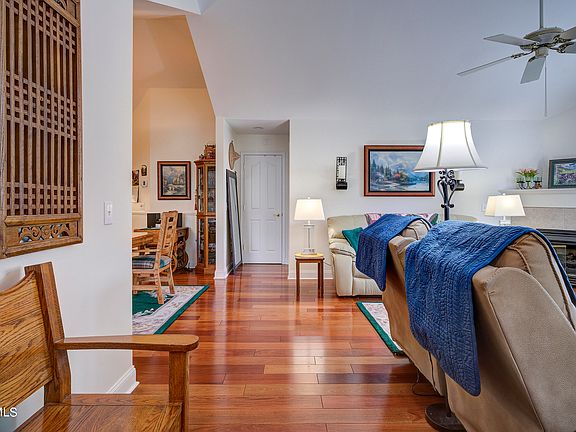 3rd image of 106 Avonlea Pl #106
