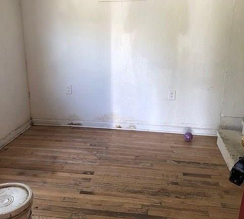 2nd image of 211 N Bois D Arc St