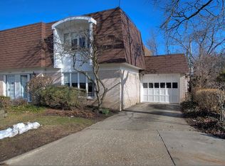 2624 S Green Rd, University Heights, OH 44122