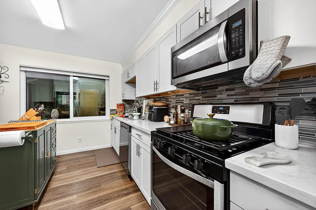 2 bed, 900 sqft, $2,350 — Photo 2