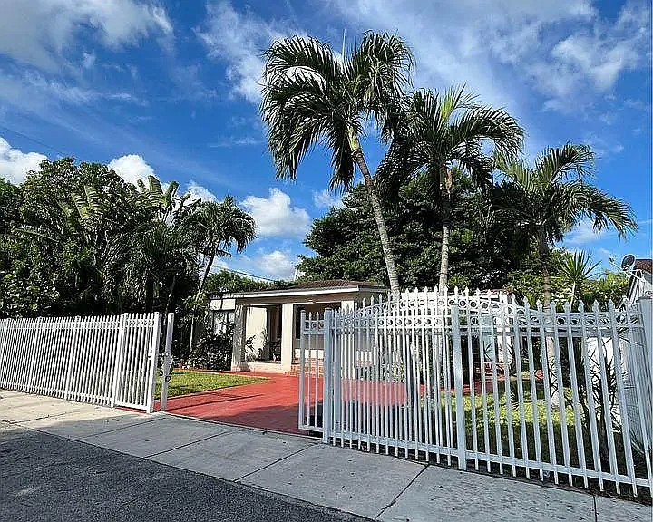 1010 NW 19th Ct — Photo 2