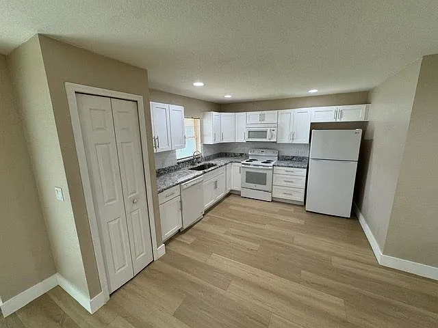 310 Greenwich Ct #310 — Photo 17