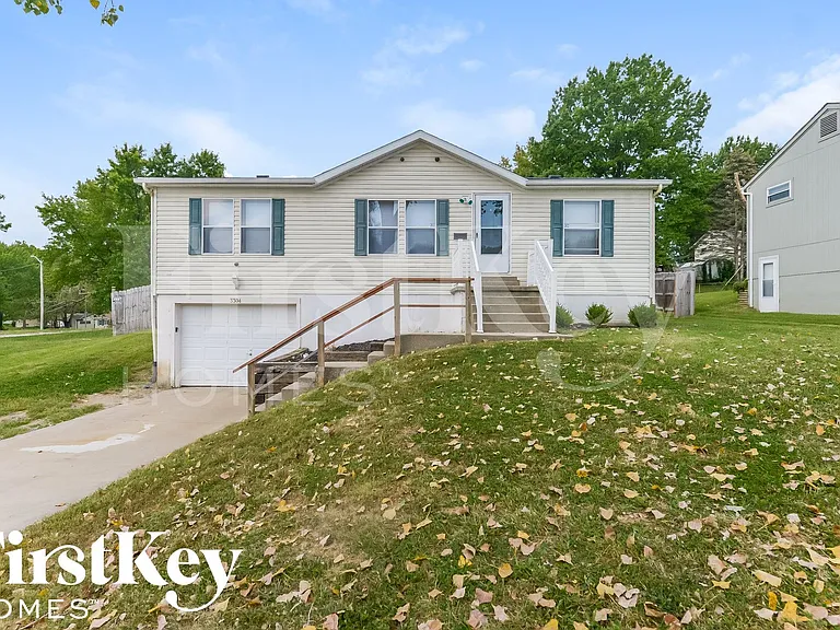 3304 N Spring St — Photo 1