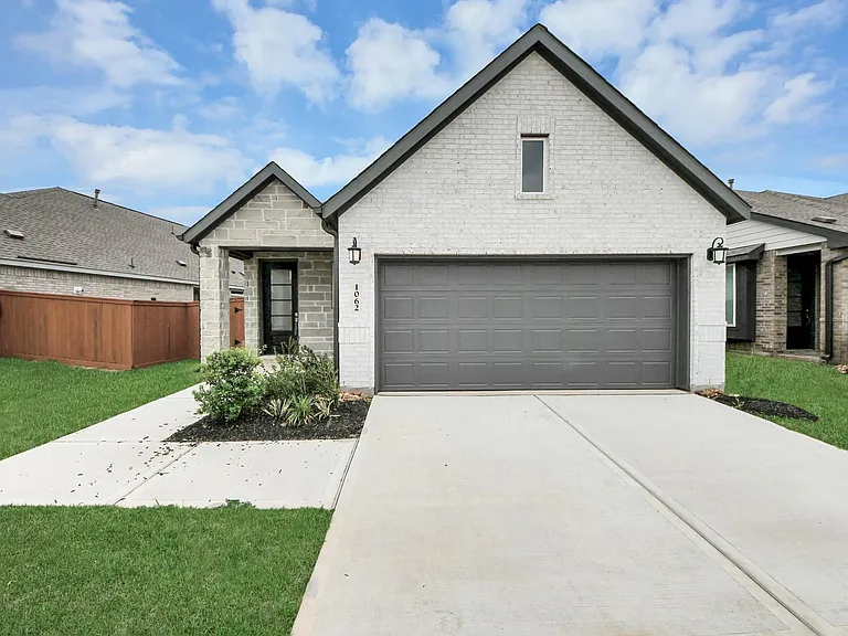 1062 Blue Stone Dr — Photo 1