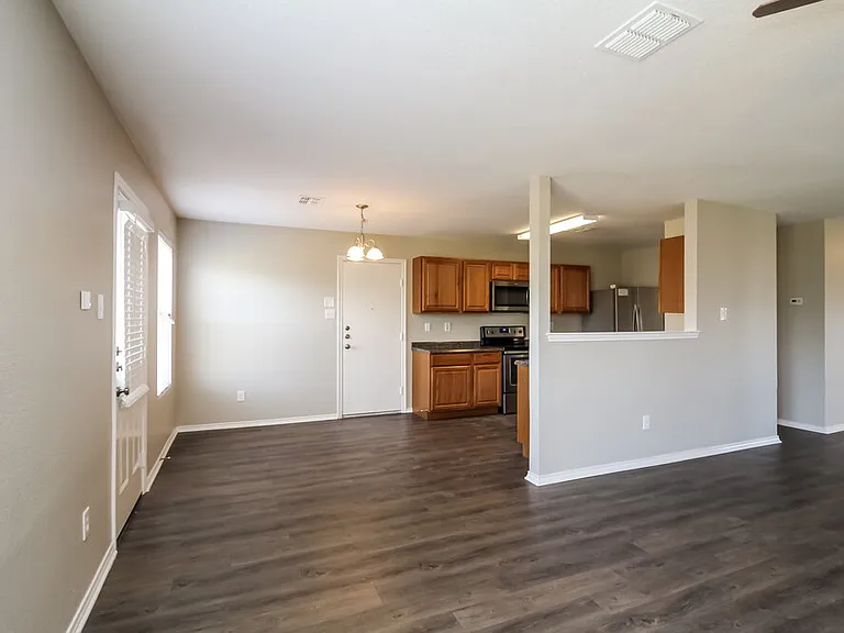 717 Lovern St — Photo 3