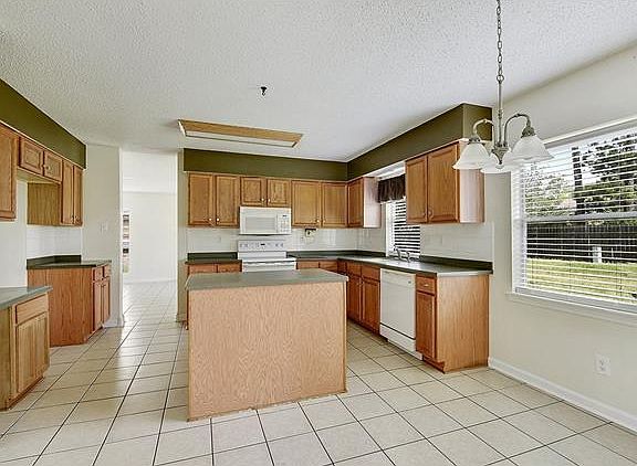 4th image of 131 Silverwood Dr