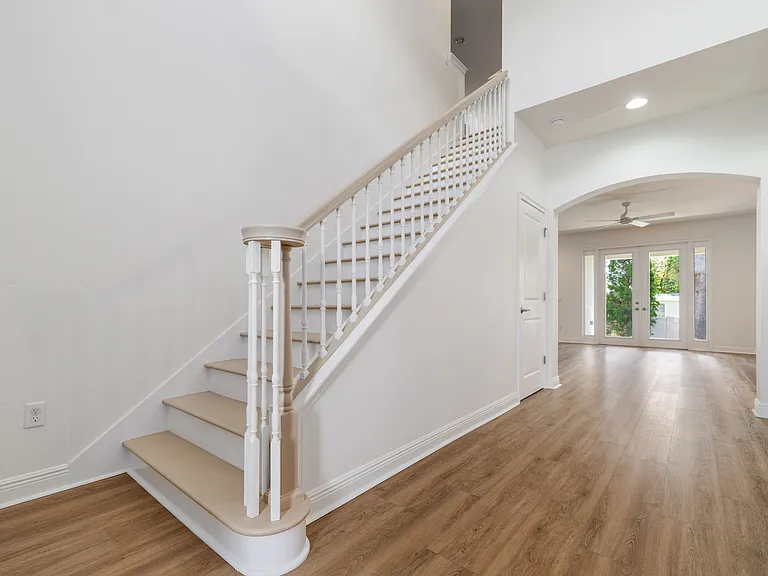 2806 Sanders Dr — Photo 2