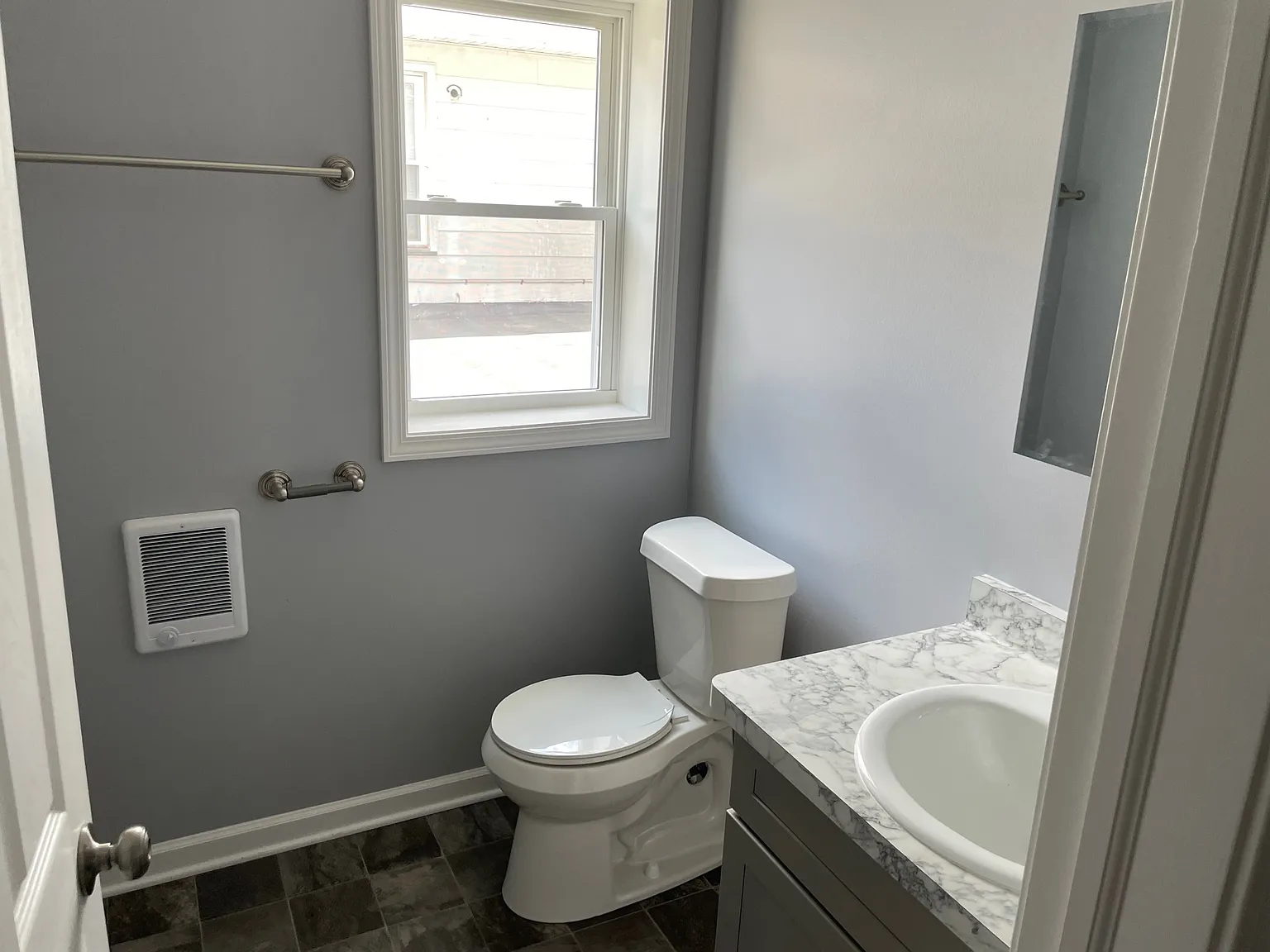 450 W Commercial St — Photo 2