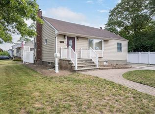 377 Pennsylvania Ave, Massapequa Park, NY 11762