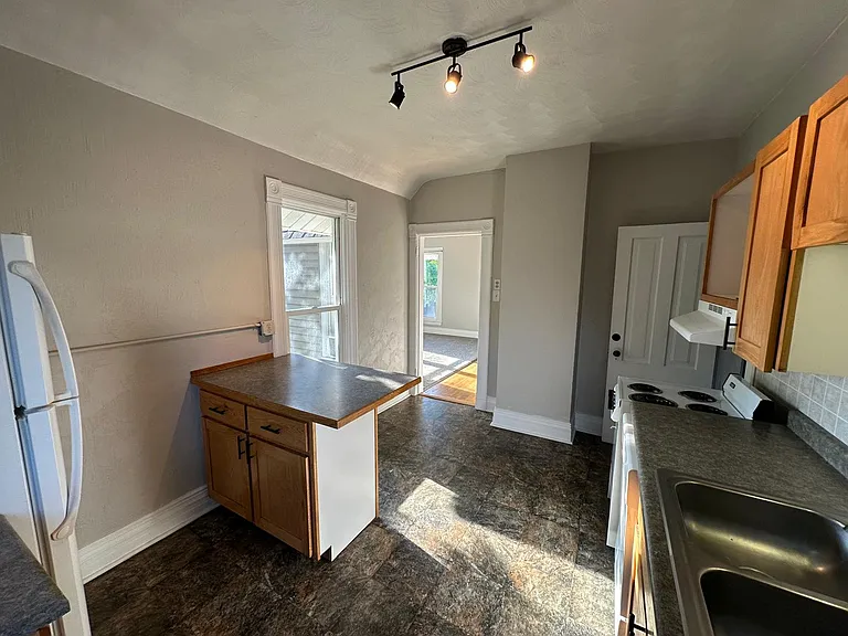 203 1/2 E Pleasant St — Photo 12