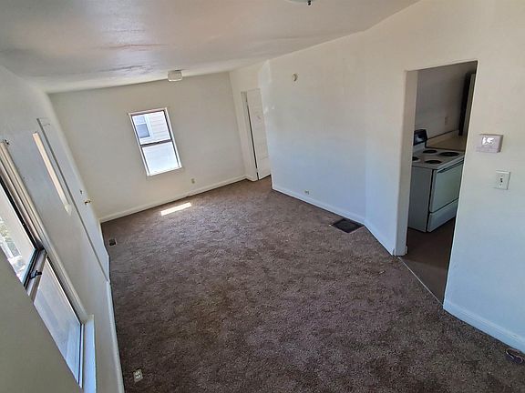 4th image of 319 Jackson St