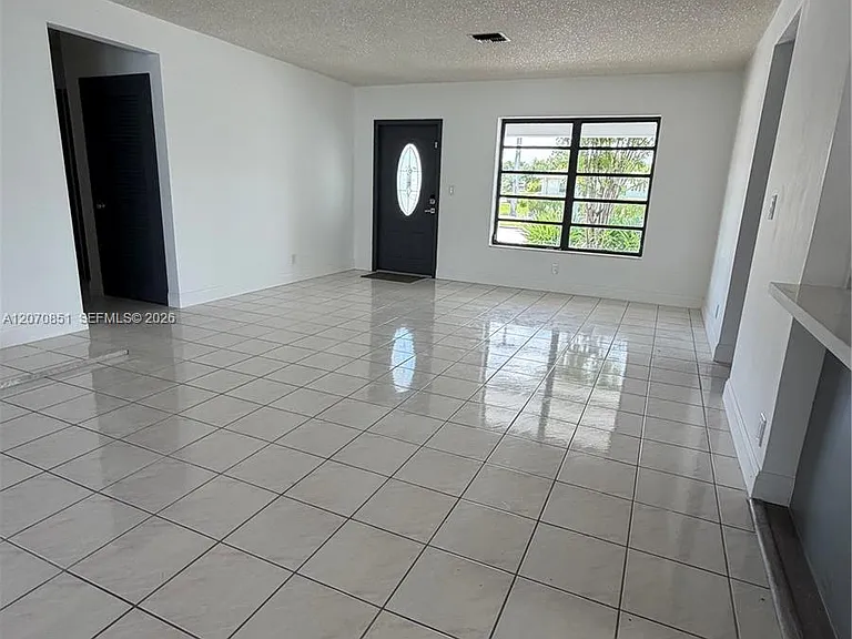 4175 SW 87th Ave — Photo 2