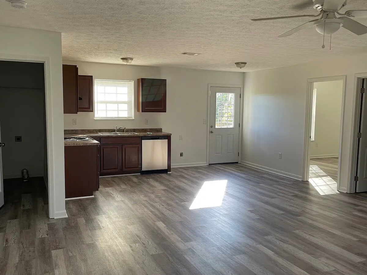 3 bed, 1288 sqft, $1,750 — Photo 2