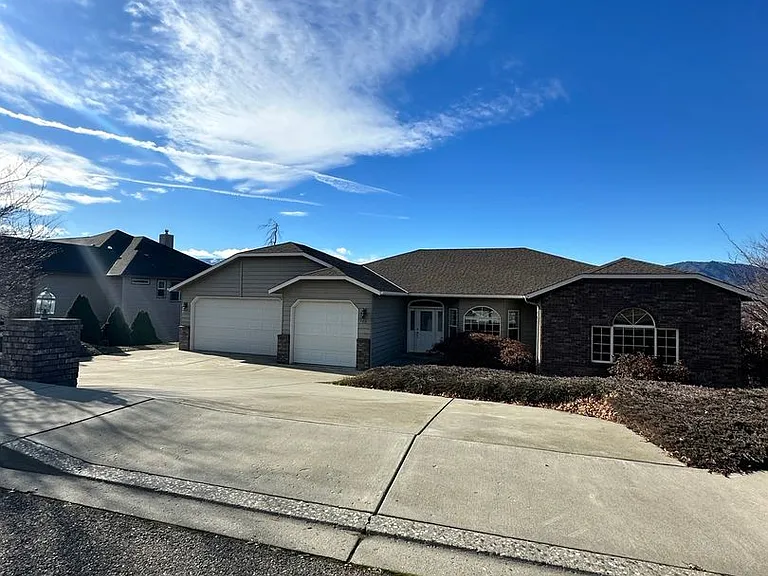 946 Briarwood Dr — Photo 1