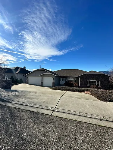 946 Briarwood Dr Photo 1