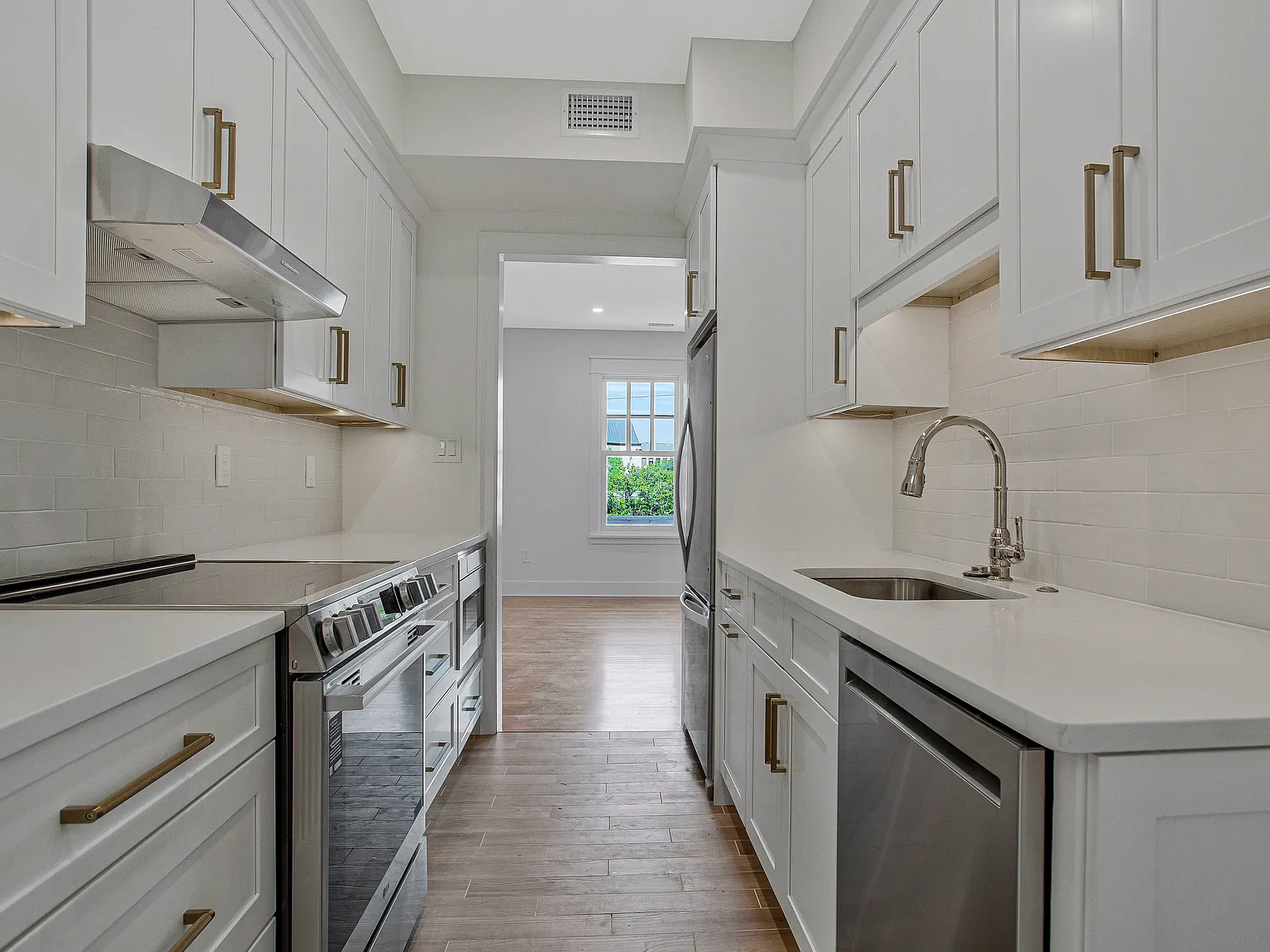 1 bed, 900 sqft, $4,195 — Photo 3