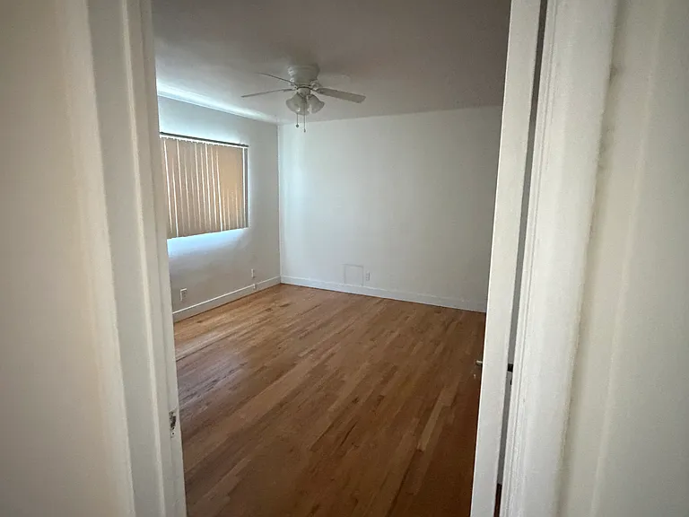 4930 Woodman Ave #10 — Photo 18