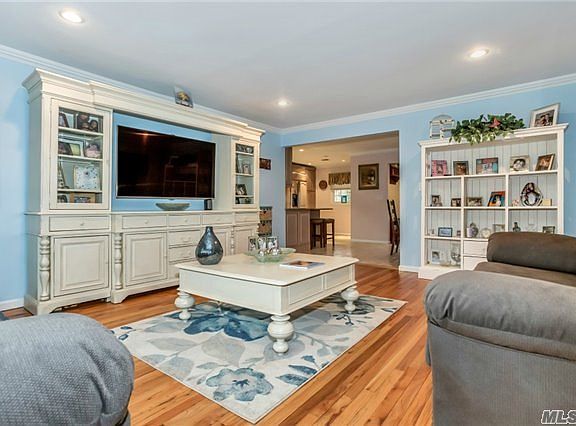 2nd image of 165 Garden St