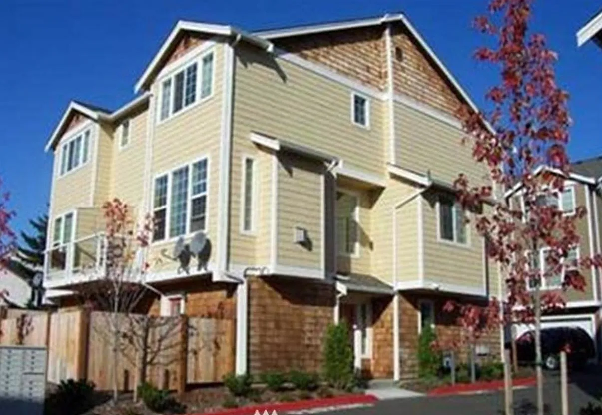 3 bed, 1980 sqft, $2,930 — Photo 1