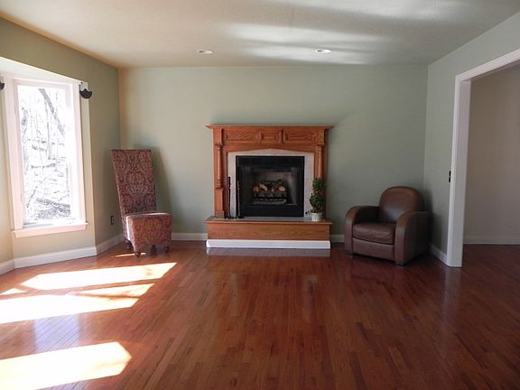 3rd image of 1085 Berwyn Ln
