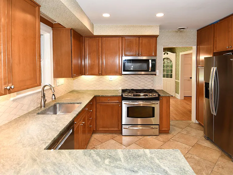 2608 Fordham Rd — Photo 13