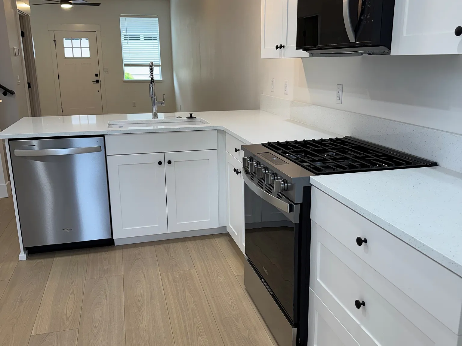 3 bed, 2.5 bath, 1277 sqft, $2,195 — Photo 3
