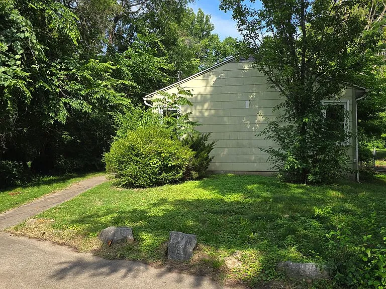 302 Alexander Ave — Photo 1