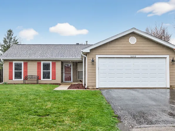 1690 Red Coach Ln, Algonquin, IL 60102