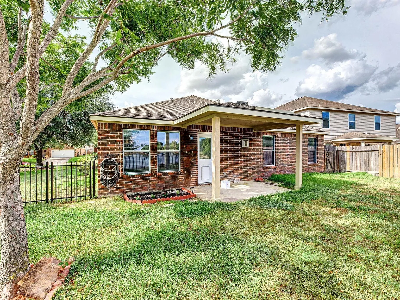 4 bed, 2.5 bath, 2065 sqft, $2,300 — Photo 4