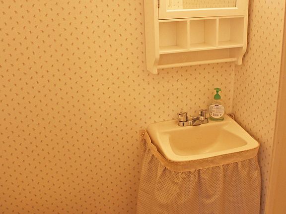 5th image of 28 Covert Ave
