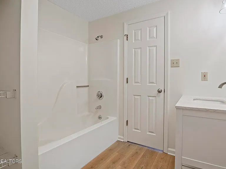 Master Bathroom (upstairs)