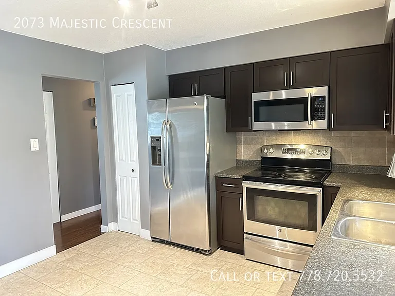 2073 Majestic Cres — Photo 2