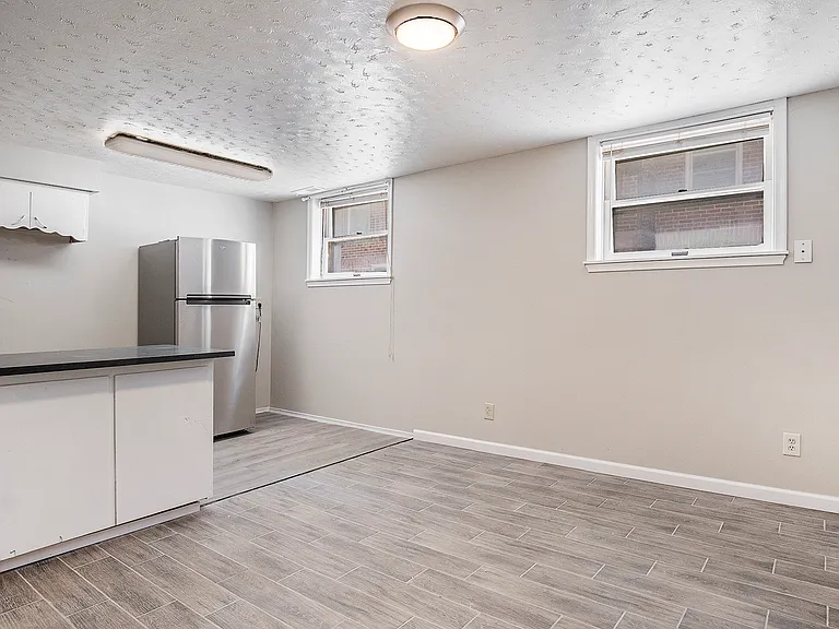 219 S 38th Ave #5 — Photo 7
