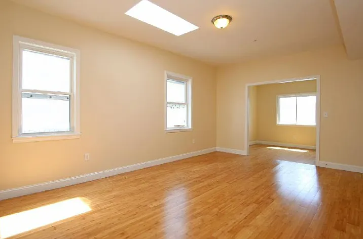 5 bed, 9999 sqft, $5,650 — Photo 3