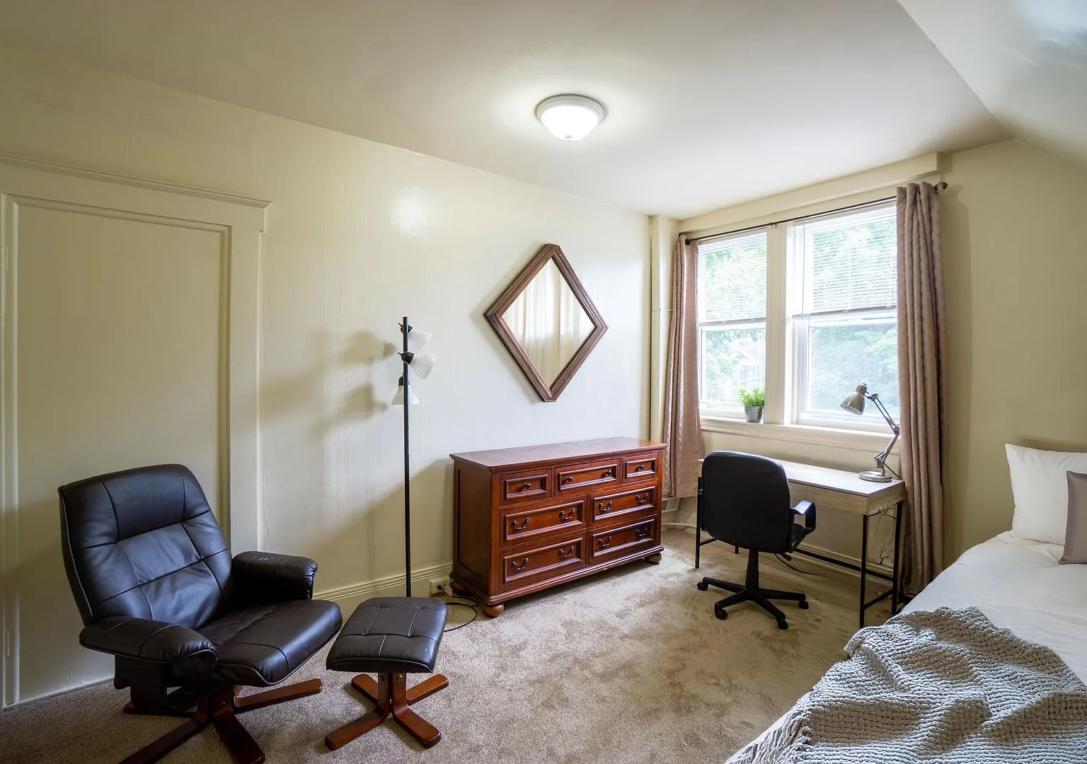 113 Comstock Place Furnished Rooms - Available 7/1/27 Or 8/1/27 — Photo 3