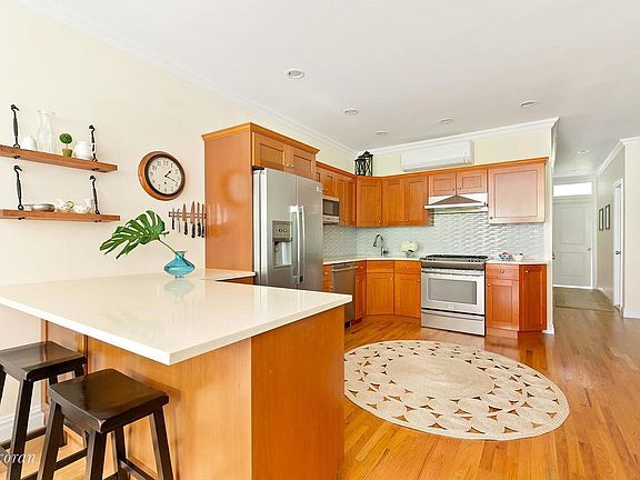 3rd image of 691 Sackett St #2